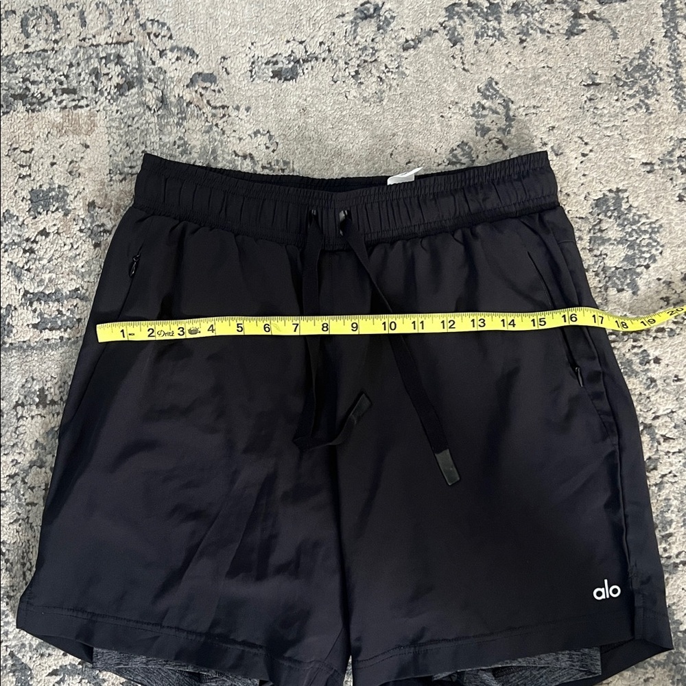 ALO Yoga Men's Black unity shorts - Picture 14 of 15